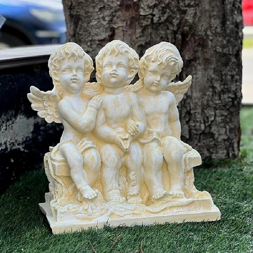 Statueta trei ingeri pe banca